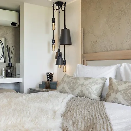 The Hide - Ridgestone Apartment